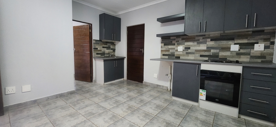 To Let 1 Bedroom Property for Rent in Kannoniers Park North West
